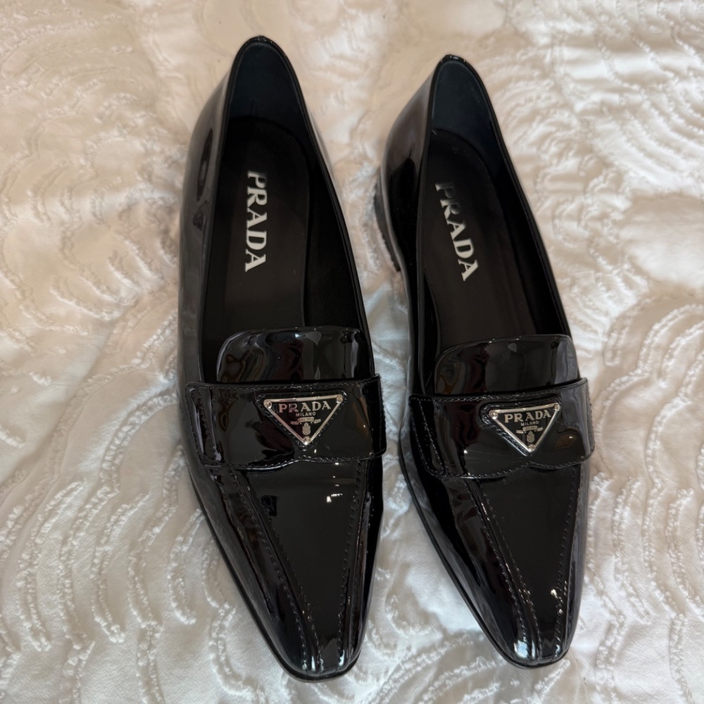 PRADA Vernice Metal Triangle Logo Pointed Toe 25mm Loafers